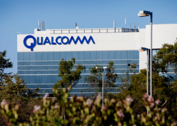 Qualcomm Plunges After Smartphone Demand Weakness Persists