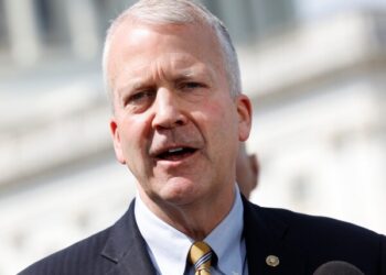 China Spends $700 Billion on Military, US 'Behind the Curve'