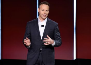 Ex-CNN Boss Chris Licht Spotted out With Nancy Pelosi