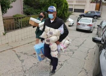 First Busload Of Illegal Immigrants Arrives In Los Angeles From Texas