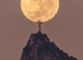 https://www.dailymail.co.uk/news/article-12166307/Brazilian-photographers-shot-Christ-Redeemer-holding-Moon-goes-viral.h…