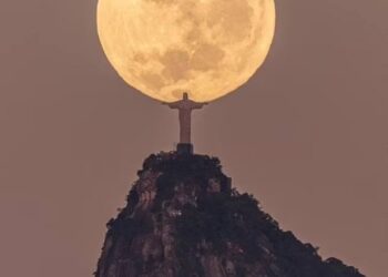https://www.dailymail.co.uk/news/article-12166307/Brazilian-photographers-shot-Christ-Redeemer-holding-Moon-goes-viral.h…