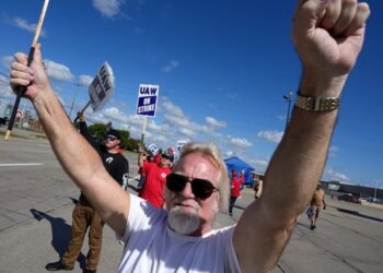 GM, Stellantis Lay Off 2,370 Due to UAW Strike