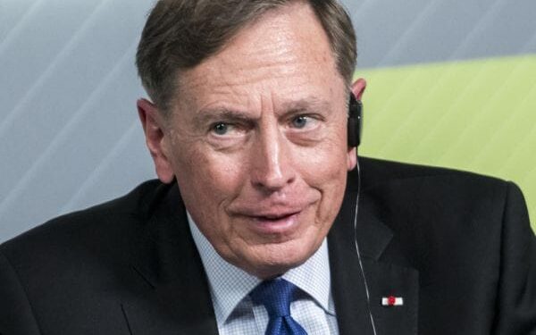 General Petraeus: Speed Up Delivery of Fighter Jets to Ukraine