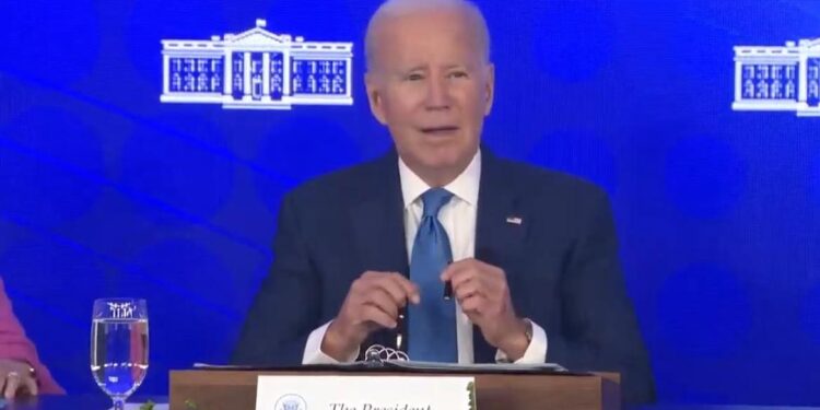 HE’S SHOT: A Confused Joe Biden Stares Blankly as His Handlers Shoo Away Reporters (VIDEO) | The Gateway Pundit