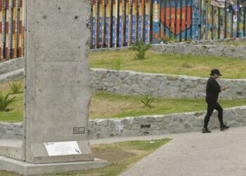 Mexican Officials Place Slab Of Berlin Wall Next To Open US Border As “A Lesson”