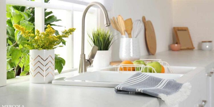 Why You Need to Replace Your Kitchen Towels