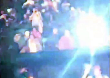 Migrants Swarm Mexican Railroad, Force Train to Stop