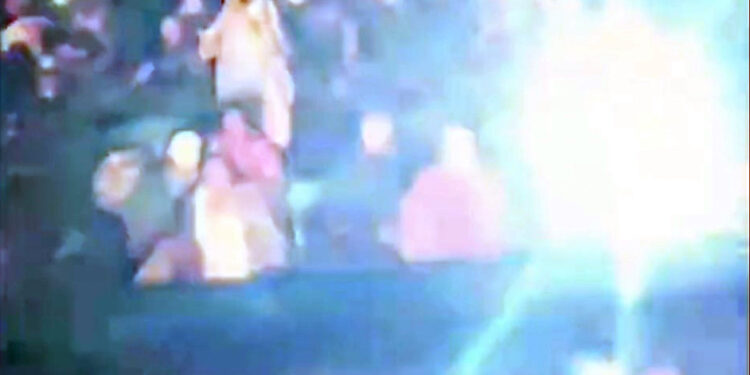 Migrants Swarm Mexican Railroad, Force Train to Stop