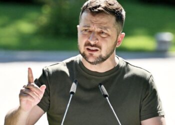 Zelenskyy Visits Eastern Front Amid Russian Attacks