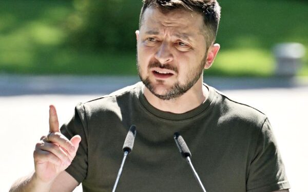 Zelenskyy Visits Eastern Front Amid Russian Attacks