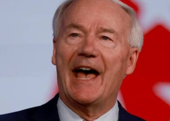 WH Calls Hutchinson to Apologize for DNC’s Mockery