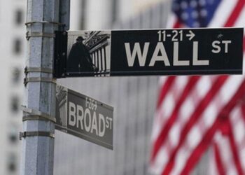 Wall Street Holds Near Its Record Heights