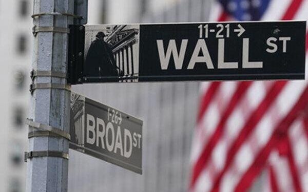 Wall Street Holds Near Its Record Heights