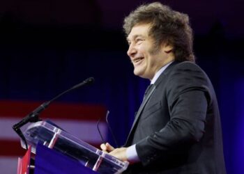 Trump, Argentine’s Milei Exchange Close Hug at Summit