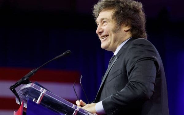 Trump, Argentine’s Milei Exchange Close Hug at Summit