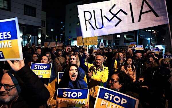 UPDATE 1-Russia Detains Dual US-Russian Citizen for Treason, TASS Cites FSB as Saying