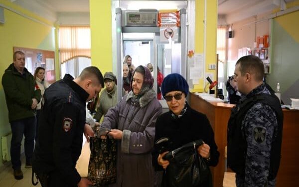 Moscow Polling Station Protesters Pay Tribute to Navalny